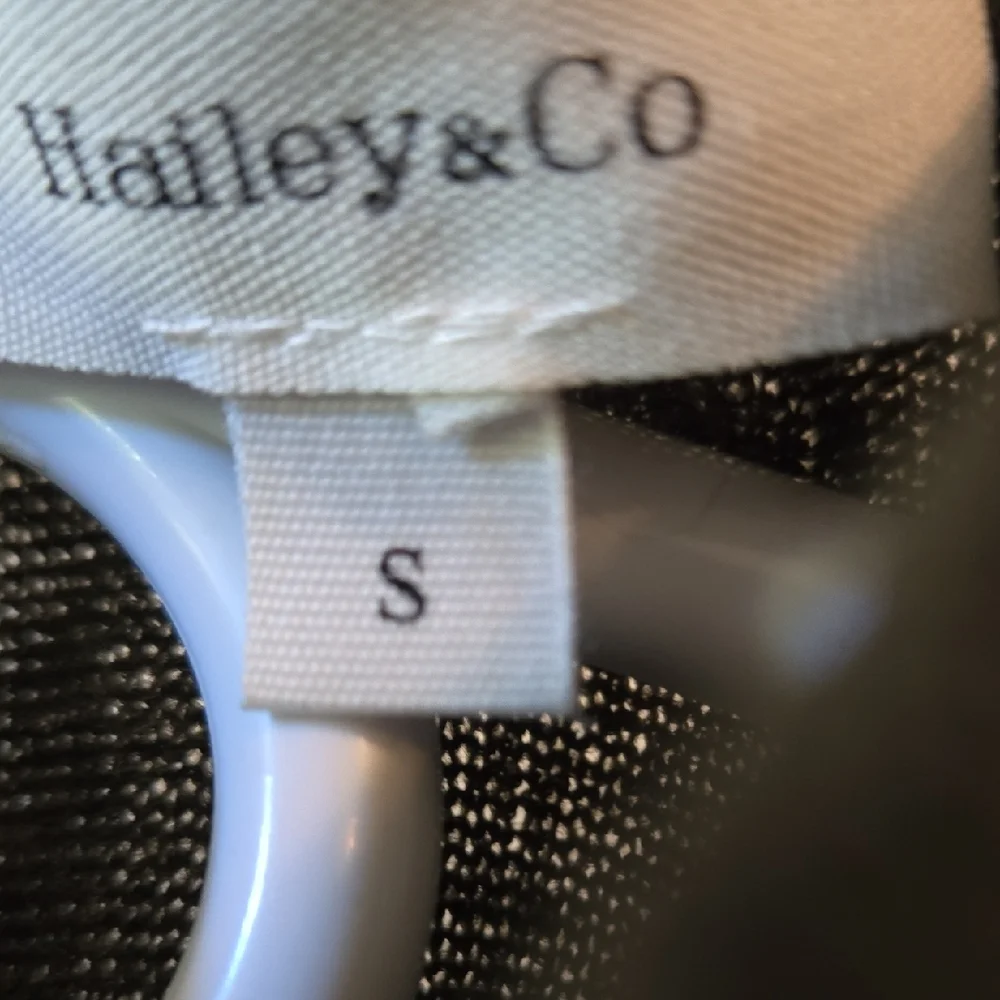 OLIVE Ruffle TOP - Picture 2 of 7